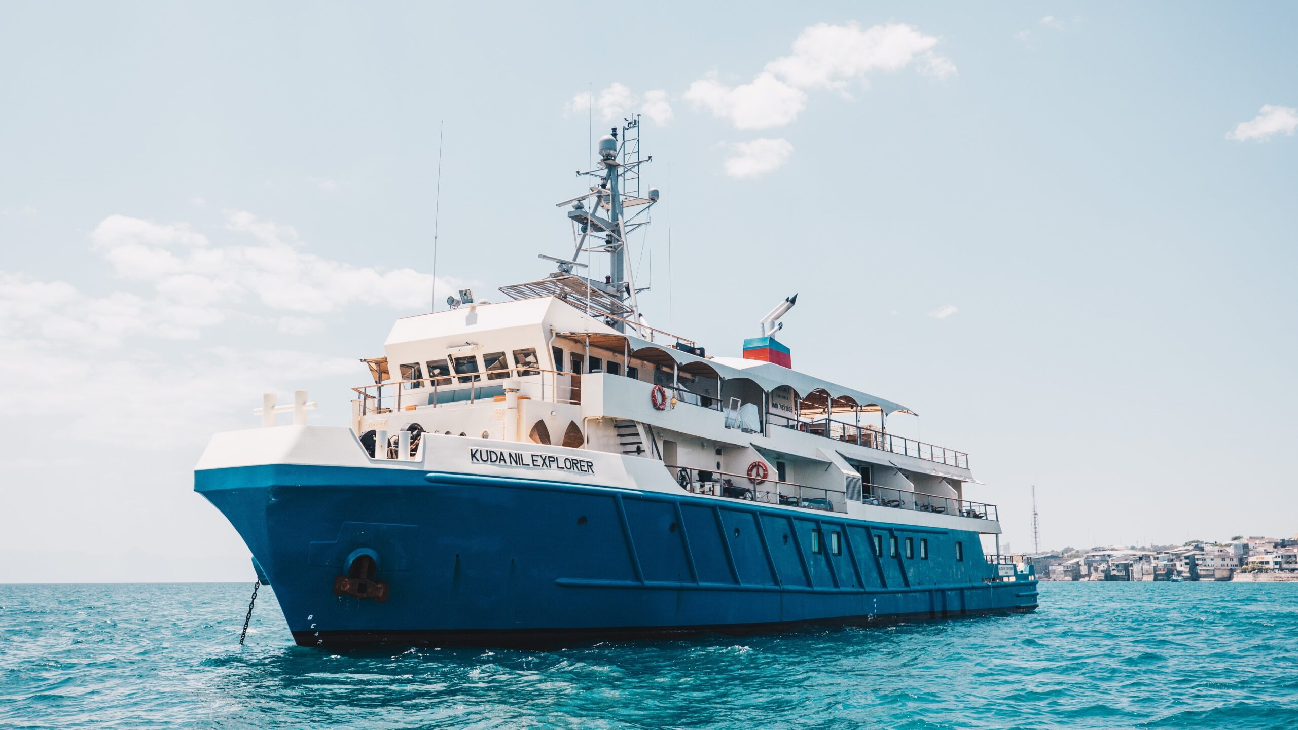 02_Discover-Luxury-Indonesia_Website_Liveaboard_Kudanil-Explorer_Banner