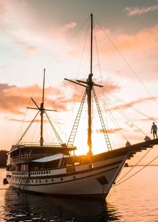 03_Discover-Luxury-Indonesia_Website_Liveaboard_Prana-by-Atzaro_Main-Image-for-Overview