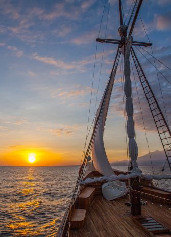 04_Discover-Luxury-Indonesia_Website_Liveaboard_Prana-by-Atzaro_Second-Image-for-Overview