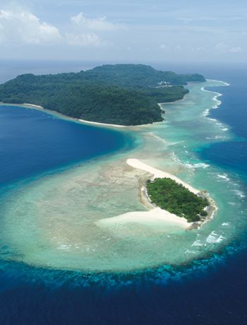 01_Discover-Luxury-Indonesia_Website_The-Lost-of-Spice-Islands-Diving_Card-Background